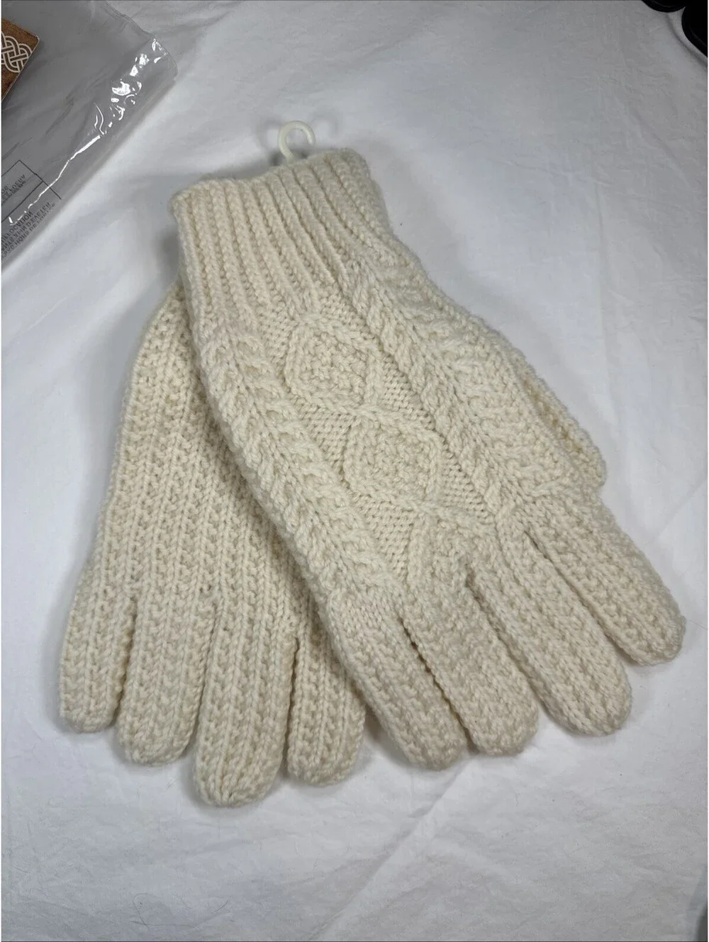 New Authentic Aran Sweater Market Irish Wool Gloves Cream Cable Knit - NWT A3-3